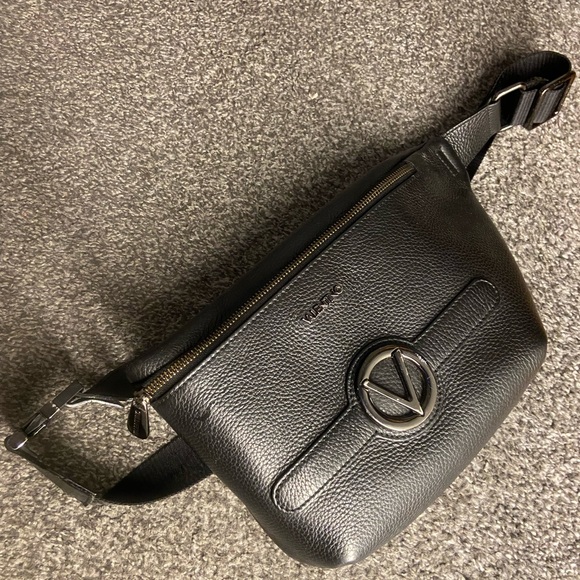 Authentic Valentino Fanny pack like new only wore once - Picture 5 of 5